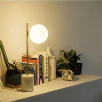 Lampe de table moderne en verre globe avec base en métal doré, vente en gros directe d'usine, couleur et taille personnalisées, pour la décoration de chambre à coucher et d'hôtel