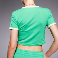 Ensemble tendance streetwear pour femme : haut court à imprimé métallique et technique gaufrée, avec bordure contrastante et pantalon évasé assorti