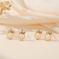 Boucles d'oreilles clous hypoallergéniques en cuivre plaqué or avec zircon, motif licorne et lettres florales multicolores, idéales pour l'anniversaire des enfants