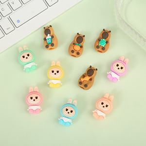 Vente en gros de protège-stylos en PVC souple personnalisés, avec image de poupée de dessin animé, accessoires de papeterie pour l'école primaire, embouts de crayon en plastique - Product Image 2