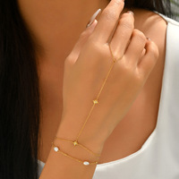 OEM Maßgefertigte Elegante Doppelschichtige Handkette für Frauen mit Süßwasserperlen, Stern-Zirkonia-Fingerring, Leichter Luxus, Verstellbar