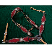 Ensemble d'équipement équestre authentique en cuir western, comprenant une bride et une selle avec des accents décoratifs perlés, parfait pour la randonnée.