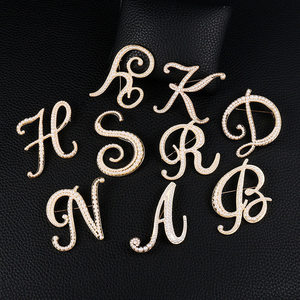 Nuovo Stile Spilla con Lettera e Perle in Stile Europeo e Americano, Versatile per Abbigliamento, Elegante, Grande Formato 6CM - Product Image 2