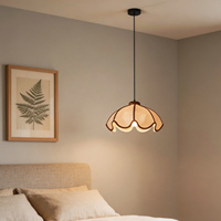LED-Kronleuchter mit Cremefarbenem Blütenblatt-Kuppelschirm, Gewelltem Rand, Schokoladenbraunem Besatz und Holzkappe - Gemütliche Vintage-Lampe für Esszimmer und Wohnzimmer