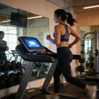 Tapis roulant électrique motorisé professionnel de haute performance avec écran LED et moniteur de fréquence cardiaque sans fil pour salle de sport, centre de fitness et équipement cardio.