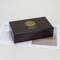 Boîte-cadeau en bois de luxe noire faite à la main, style mallette, pour cosmétiques et parfums, emballage haut de gamme. Boîte-cadeau en bois.