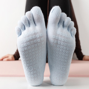 Chaussettes à cinq doigts haute performance pour femmes, tissu respirant, bordure en dentelle et grip en silicone sur toute la semelle pour les modes de vie actifs - Product Image 5