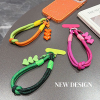 Cordon de téléphone tressé color block court anti-perte avec pendentif cœur, breloque de téléphone personnalisée très tendance