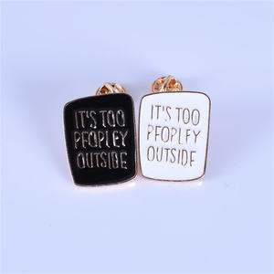 Venta al por mayor taza <span class=keywords><strong>de</strong></span> frases en inglés es demasiado pfoplfy fuera <span class=keywords><strong>de</strong></span> esmalte duro Pin letras insignia con alta calidad - Product Image 1