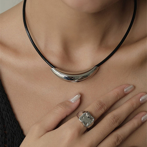 In acciaio inossidabile curvo tubo del gomito collana pendente in pelle nera <span class=keywords><strong>girocollo</strong></span> per le donne classiche catene curve - Product Image 3