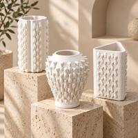 Vase en céramique Art Déco imprimé en 3D avec texture inspirée des écailles et surface sculpturale, décoration d'intérieur écologique faite à la main