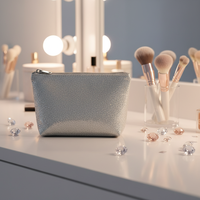 Pochette cosmétique argentée métallisée brillante avec surface pailletée, trousse de maquillage pour femmes, idéale pour les soirées
