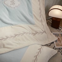 Ensemble de literie 4 pièces en velours de lait 100% polyester brodé, teinture réactive, housse de couette et taies d'oreiller