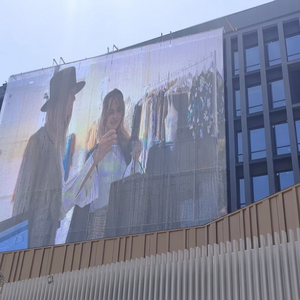 Pantalla LED de Alta Luminosidad para Ventanas Abatibles con Rejillas y Publicidad - Product Image 2