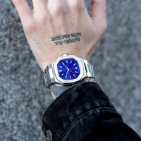 Montre personnalisée avec logo, cadran carré 40 mm en acier inoxydable, mouvement à quartz, aiguilles lumineuses, bracelet solide, calendrier, style sport et affaires