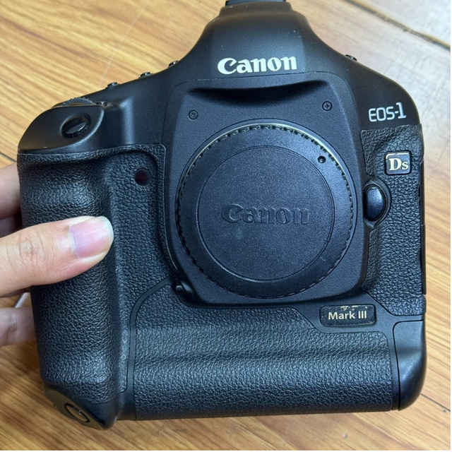 Used Canons EOS 1Ds Mark III DSLR Camera Body, Full Frame Professional for Studio, Wedding and Commercial Photography