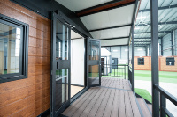 Maison conteneur extensible à double aile avec toit, villa préfabriquée au design personnalisé pour projets hôteliers et résidentiels