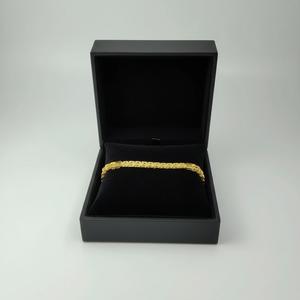 Bracelet en or de créateur avec panneau central à motifs détaillés, élégante chaîne à double maillon, accessoire de poignet pour hommes et femmes - Product Image 3