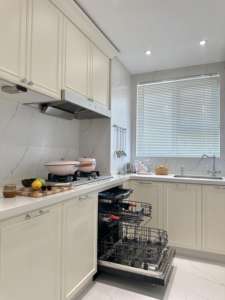 Ensemble d'armoires de cuisine en laque crème de style français |   Plateau tournant élégant et personnalisable en marbre, écologique et ignifuge - Product Image 3