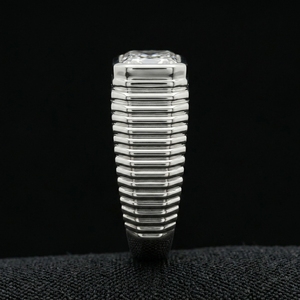 Bague de mariée contemporaine en platine et diamants pour femme, design minimaliste sophistiqué, bijoux de luxe et accessoire de mode - Product Image 4