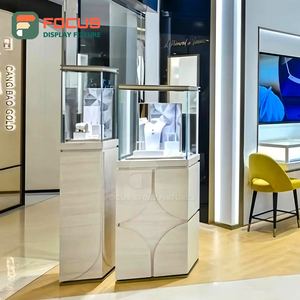 Vitrina de Vidrio para Joyería con Iluminación LED de Lujo, Mostrador de Joyería de Madera Moderno de Alta Gama, Diseño Interior de Tienda de Joyería - Product Image 5