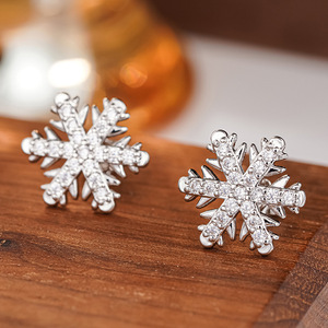 Boucles d'oreilles en forme de flocon de neige pour femmes, design de Noël, accessoires d'hiver pour les oreilles - Product Image 6