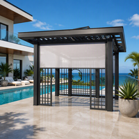 Pergola à lames orientables avec rideaux transparents et table brasero pour terrasse en bois dans la cour au crépuscule