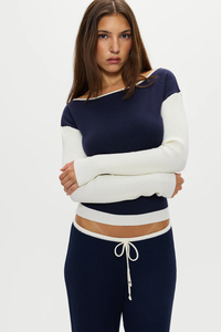 Conjunto de Punto Color Block de Primavera para Mujer al por Mayor |   Top con hombros descubiertos y pantalones de pierna ancha |   Conjunto de Dos Piezas de Punto Azul Marino y <span class=keywords><strong>Blanco</strong></span> - Product Image 3