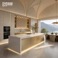 Meubles de cuisine modernes BEIMEI en or champagne, îlot en verre rétroéclairé couleur crème cachemire métallisé brossé, menuiserie de villa