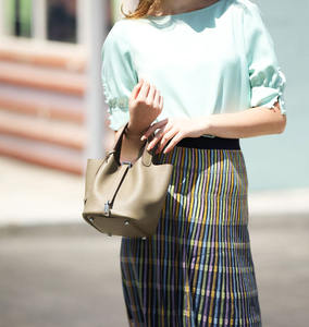 2025 New Genuine Leather Women's Handbag <b>Bucket</b> Bag Simple Fashion High Quality First Layer Cowhide Ladies Bag - Product Image 1