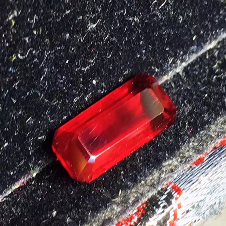 Rubino rosso sangue di piccione da 5 carati, gemma sciolta