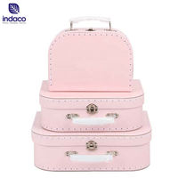 Vente en gros Emballage de boîte-cadeau pour bébé fait main personnalisé Jouet décoratif Valise en forme de valise en carton avec poignée