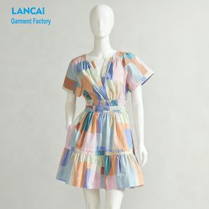 Fabricante de Ropa Personalizada OEM, Vestido Midi Plisado sin Tirantes con Estampado de Lunares y Bolsillos Laterales para Mujer - Product Image 3