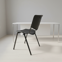 Chaise empilable en plastique noir avec poignée pour salle de formation, conférence et école