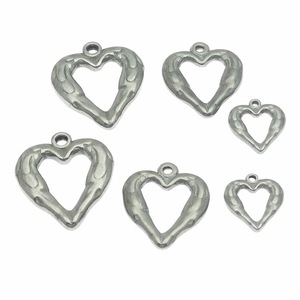 จี้รูปหัวใจสแตนเลสดีไซน์แบบกลวงสำหรับทำเครื่องประดับ DIY ชุด 6 ชิ้น - Product Image 1