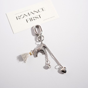Porte-clés couronne argentée et <span class=keywords><strong>chaussure</strong></span> à talons hauts le plus vendu - Accessoire élégant à franges pour sacs et colliers - Product Image 1