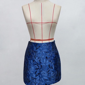 Mini-jupe en tissu jacquard gaufré de couleur unie, simple et tendance, de haute qualité, personnalisable en gros (OEM) - Product Image 5