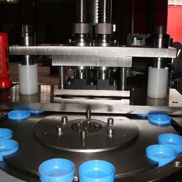 Máquina de revestimento de tampa de combinação, forro de vedação de folha de alumínio que alimenta na máquina da tampa