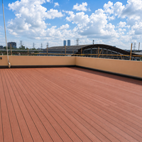 Dalles de terrasse WPC à finition lisse moderne, revêtement de sol composite bois-plastique personnalisé pour terrasse creuse extérieure en WPC