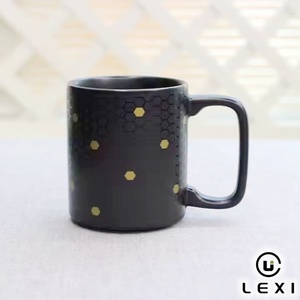 Mug en céramique personnalisé de 11 oz avec motif hexagonal noir et or, poignée carrée, tasse à café ou à thé pour le bureau, la maison ou comme cadeau - Product Image 2