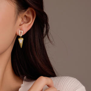 Pendientes de gota triangulares incrustados de cristal, joyería geométrica elegante de Metal en tono dorado para mujer, perfecta para trajes informales de noche - Product Image 2