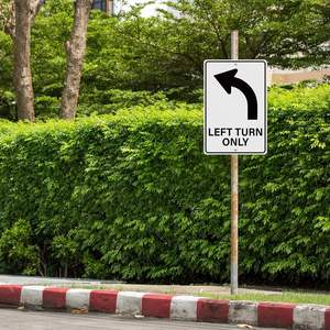 Señal personalizada de giro a la izquierda solo agujeros preperforados señalización de tráfico de aluminio para almacén de estacionamiento de calle de carretera - Product Image 5