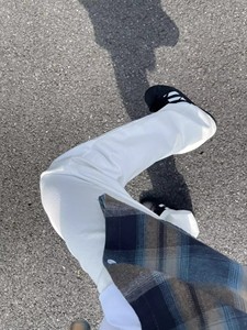 Pantalones vaqueros de hombre con dobladillo anudado y detalle de borde, corte holgado, venta al por mayor - Product Image 3