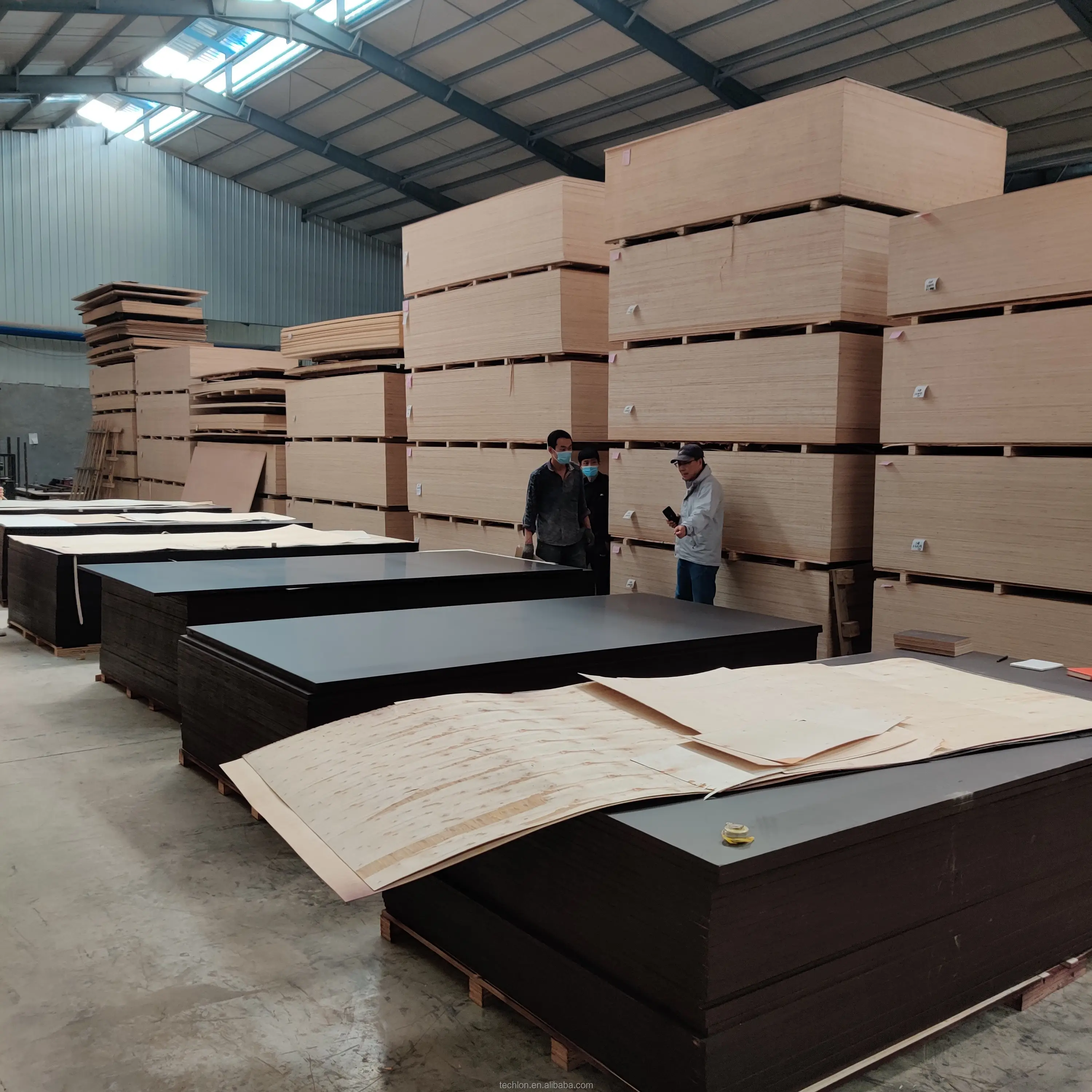 Venta al por mayor de China de fábrica de 18mm marrón/Negro BP Marine Film Faced madera contrachapada para muebles