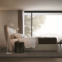 Italienisches Kingsize-Schlafzimmermöbel-Set Luxuriöses Kingsize-Bettgestell Modernes Kopfteil Stoffbett Luxuriöses Designer-Softbett