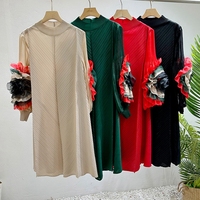 Robe de créateur écologique pour femme, coupe moderne, formelle, froncée, taille naturelle, contraste de couleurs, avec plaque florale à manivelle, plissée, lavable