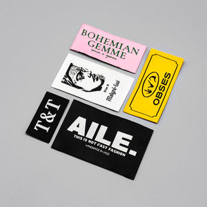 Étiquettes tissées en satin haute densité personnalisées pour maillots de bain, pliage central avec logo brodé, numéro de modèle, technique de tissage - Product Image 2