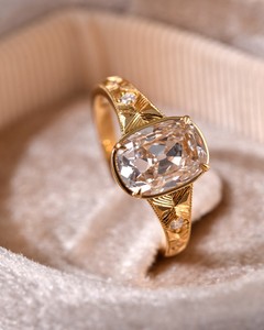 Un anillo con el mismo estilo que el de <span class=keywords><strong>Taylor</strong></span> <span class=keywords><strong>Swift</strong></span>, un diseño tallado a mano con corte de mina antiguo que ha recibido atención mediática global - Product Image 3