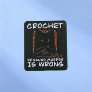 Spilla in smalto con citazione divertente 'Crochet Because Murder Is Wrong', Accessori per cappelli e borse, All'ingrosso, Disponibile - Product Image 1