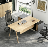 Bureau de direction moderne avec armoire latérale, poste de travail informatique, mobilier de maison